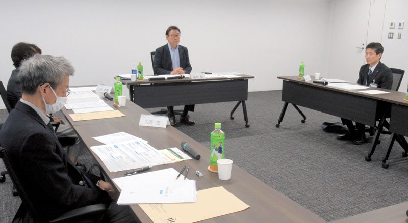 田中市長（中央）らが出席して開かれた総合教育会議＝市川市役所
