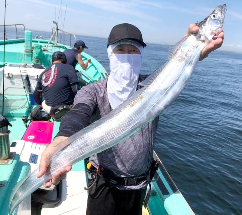 走水沖で釣り上げたタチウオ（写真は「守山丸」提供）