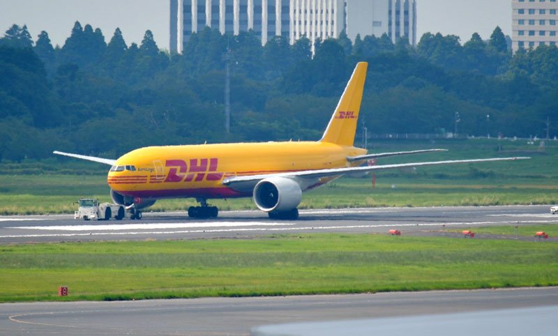 成田空港で自走できなくなり、けん引されて移動する貨物機＝２０日、成田市