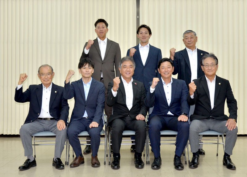 千葉日報社を訪れたＪＦＥ東日本の落合監督（前列右から２人目）ら＝２０日、千葉市中央区