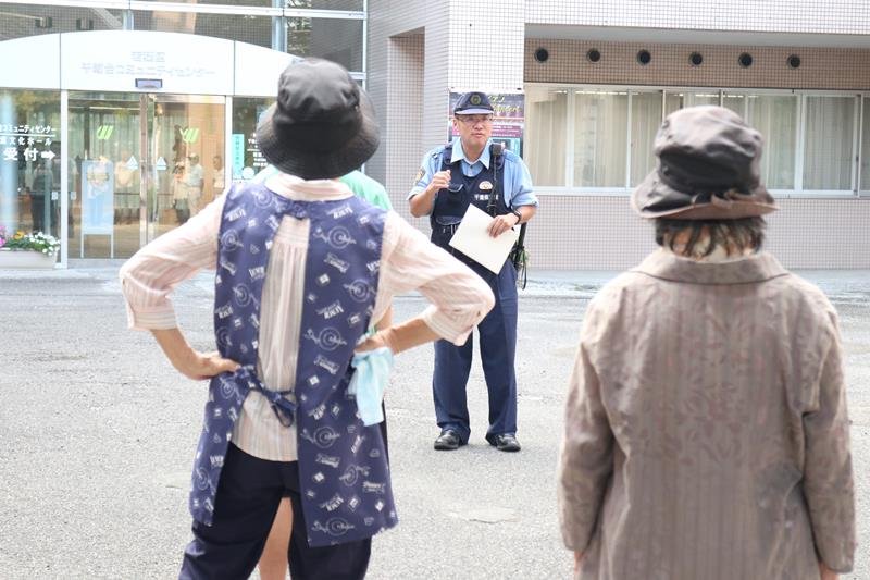 早朝ラジオ体操で防犯講話　千葉市若葉区　署員が住民と汗、熱弁