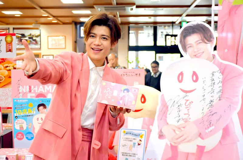 和菓子店「なごみの米屋総本店」の一日店長に白井市出身の歌手、新浜レオンさんが就任。詰めかけた大勢のファンを前に「千葉の魅力を伝えていきたい」と意気込んだ＝２１日、成田市