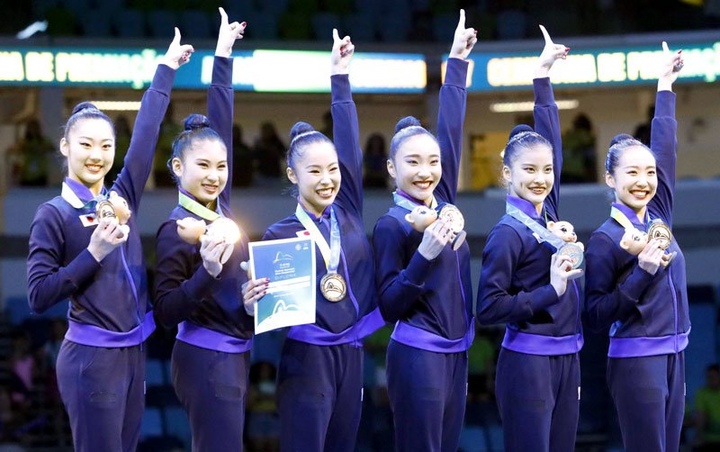 新体操の世界選手権の団体総合で初優勝を果たした日本代表の（左から）花村、三好、鈴木、田口、西本、稲木＝リオデジャネイロ（共同）