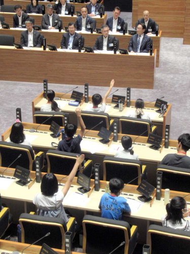 田中市長への質問コーナーでは多くの「児童議員」が手を挙げた＝市川市