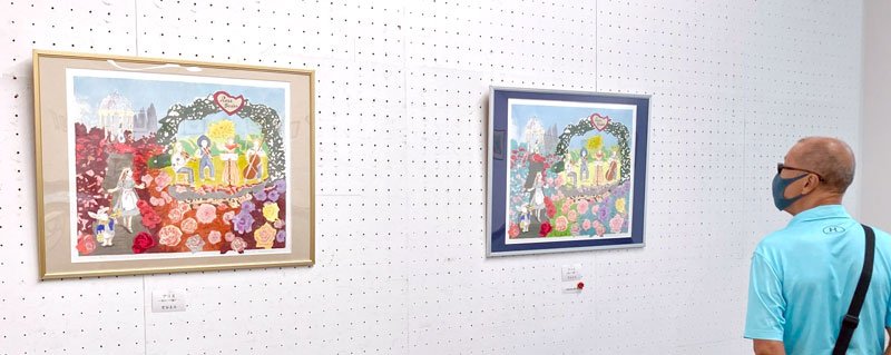 孔版画が並ぶ会場＝千葉市中央区の県立美術館
