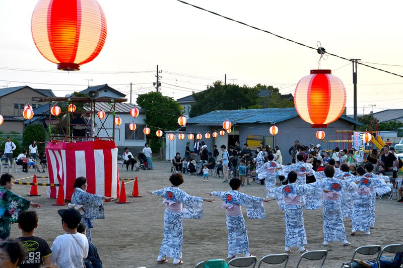 ８年ぶりに小見川中央地区まちづくり協議会主催による「納涼・盆踊り大会」が開かれ、曲や太鼓の音に合わせて踊る参加者＝香取市
