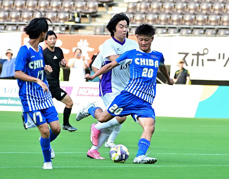 前半、先制ゴールを決める千葉県知的障がい者選抜・名越（右）＝フクアリ