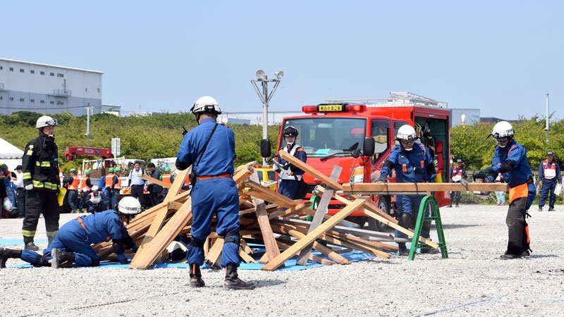 チェーンソーを使った救出作業など実際の動きを確認した千葉市の防災訓練＝３１日、千葉市美浜区