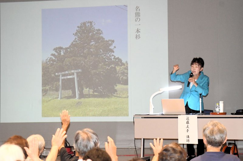 「頼朝が歩いた道」をテーマに講演する近藤さん＝いすみ市