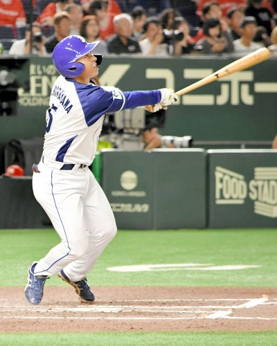 ＪＦＥ東－ホンダ　６回表２死一塁、ＪＦＥ東の代打平山が右越え２点本塁打を放ち４－３と逆転する＝東京ドーム
