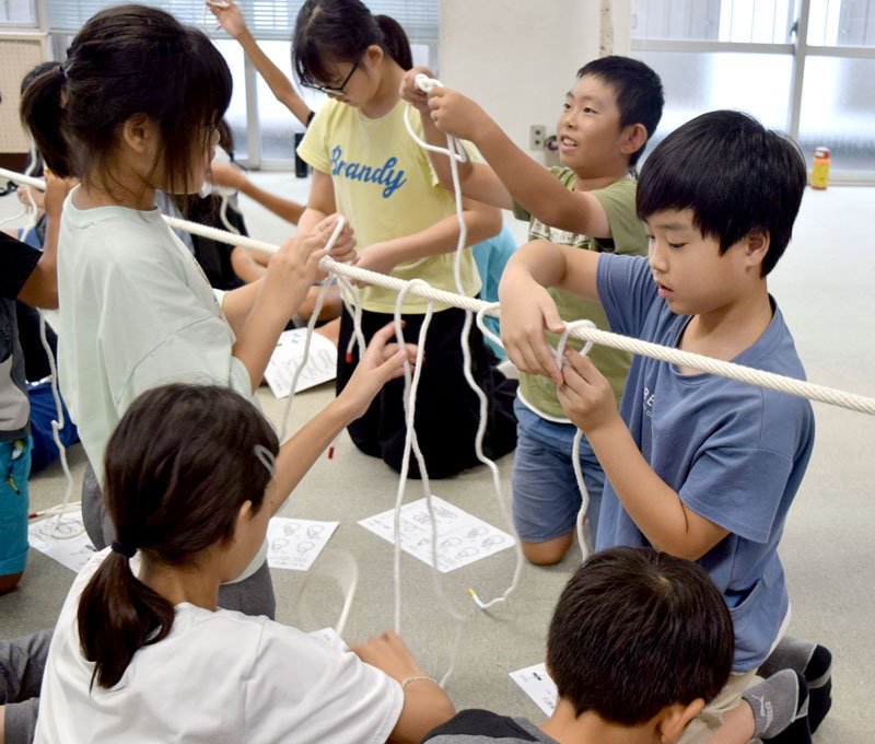 災害に備え、もやい結びなどのロープワークに挑戦＝５日、習志野市立秋津小