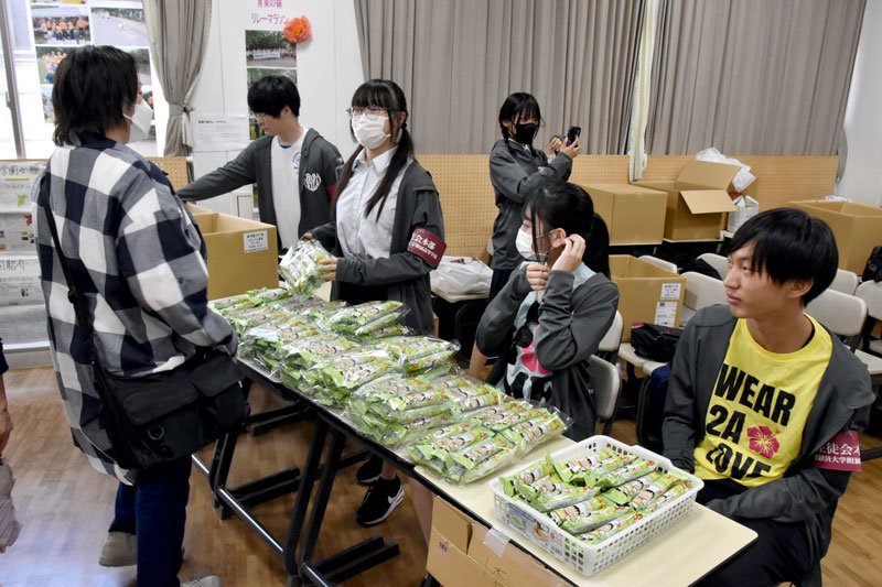 銚子電鉄「まずい棒」にメロンパン風味登場　千葉経大付高の生徒考案　「美味しくてごメロン（涙）」文化祭で約２千本完売