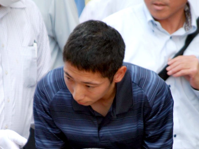 佐倉署に入る三上容疑者＝１０日午前８時４５分ごろ、佐倉市