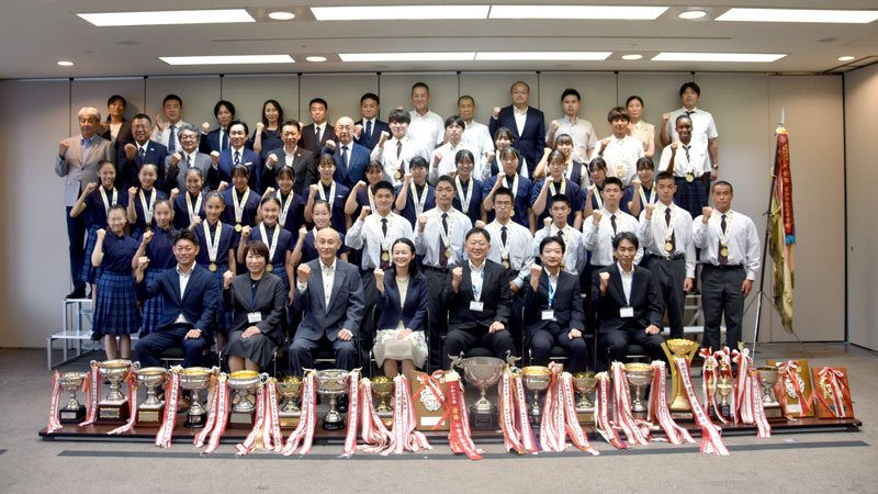 杉野教育長（最前列中央）らにインターハイ優勝を報告する県勢の選手とチーム＝県庁