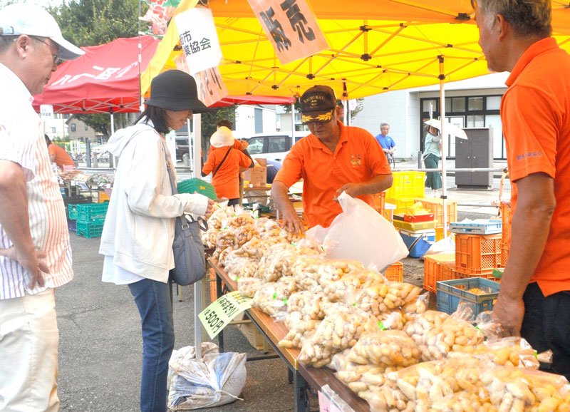 「やちまた落花生まつり」がＪＲ八街駅北口広場で開かれ、旬の味を求めて長蛇の列ができるなど生産量日本一の地はにぎわいを見せた＝１４日、八街市