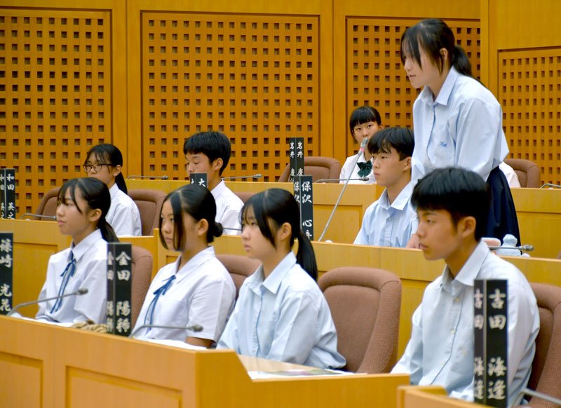成田市議会の議席から質問する中学生ら＝同市