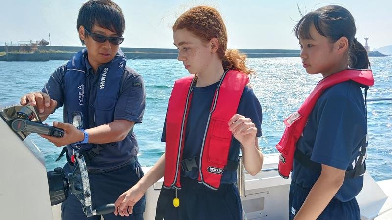 稚魚や稚貝の栽培学習　御宿中が海洋教育体験　波しぶき浴びボート乗船も