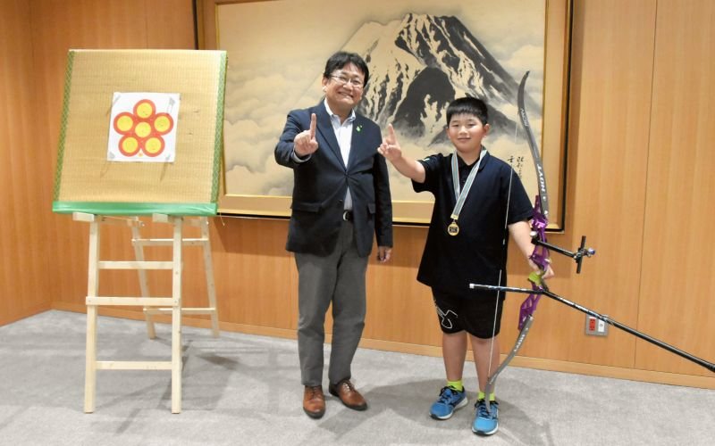神谷市長（左）に全国大会での活躍を誓う南部さん＝千葉市役所