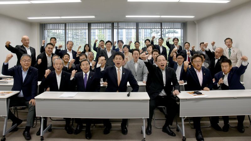 自民党総裁選に向けて県議有志と気勢を上げる小林氏（中央）＝１８日、県庁議会棟