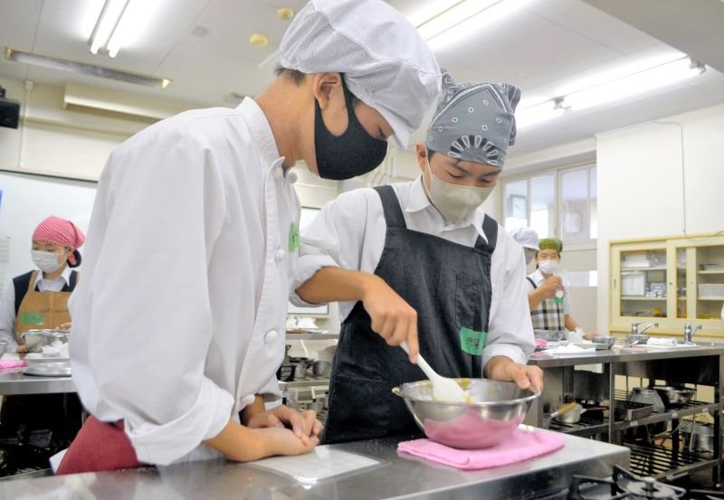 調理国際科の高校生（左）からのアドバイスを受けながら、お菓子作りに挑戦する中学生＝佐倉市の県立佐倉東高