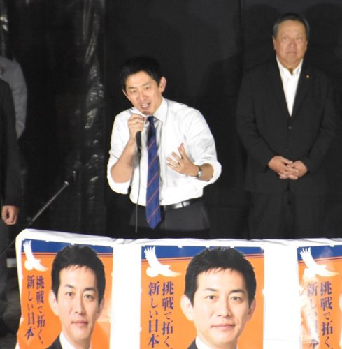 自民党総裁選の告示後、初めての街頭演説会を開いた小林氏＝２３日、ＪＲ新浦安駅前
