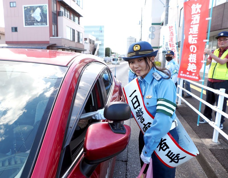 交通安全を啓発する一日署長の金城さん＝君津市