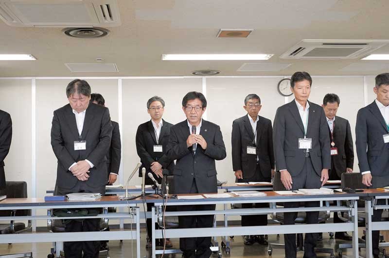 臨時記者会見で市職員書類送検の事態を謝罪し、今後の方針などを説明する越川信一市長（前列中央）ら＝２６日、銚子市役所