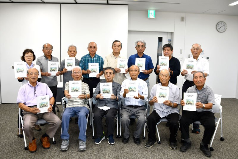 会報「ふるさとのしおり～香取の文化・自然～」の５０号を手に持つ会員ら＝２６日、香取市