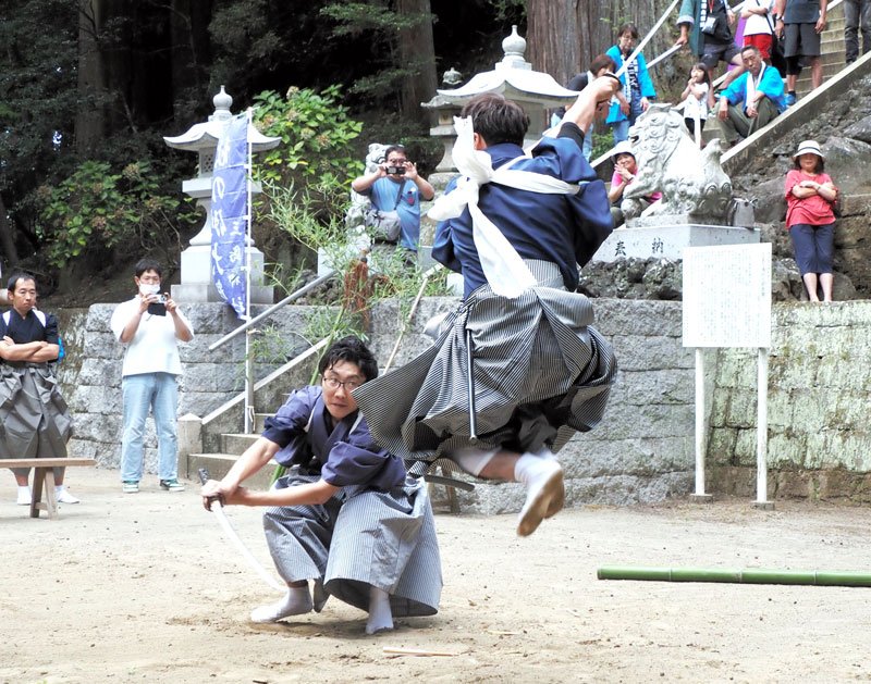 県指定無形民俗文化財の「三島の棒術」が三島神社例大祭で奉納され、真剣などを使った迫力ある演技が見物客を魅了した＝２８日、君津市