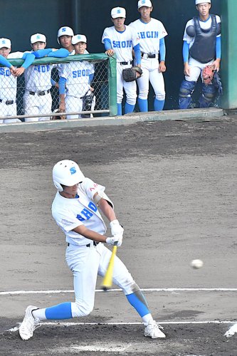 翔凜―八千代松陰　６回裏八千代松陰２死一、二塁、田中が三塁線に決勝の適時打を放つ＝柏の葉