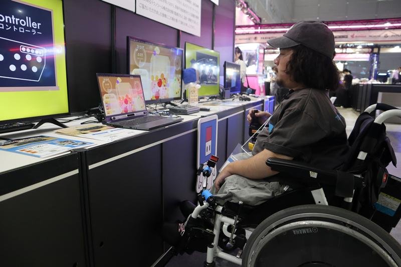 オールアクセシビリティコーナーに設置された視線を動かして遊ぶゲーム＝２５日、千葉市美浜区