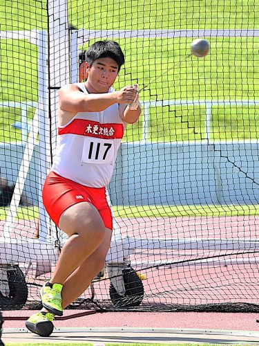 男子ハンマー投げで優勝の木更津総合の中村奏太
