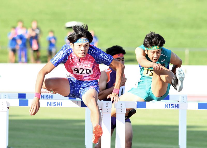男子１１０メートル障害で優勝した千葉黎明の山崎響