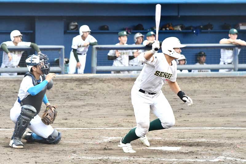 八千代松陰―専大松戸　３回裏専大松戸１死二、三塁、吉岡が中前２点適時打を放つ。捕手松森＝４日、千葉市の県総合ＳＣ野球場