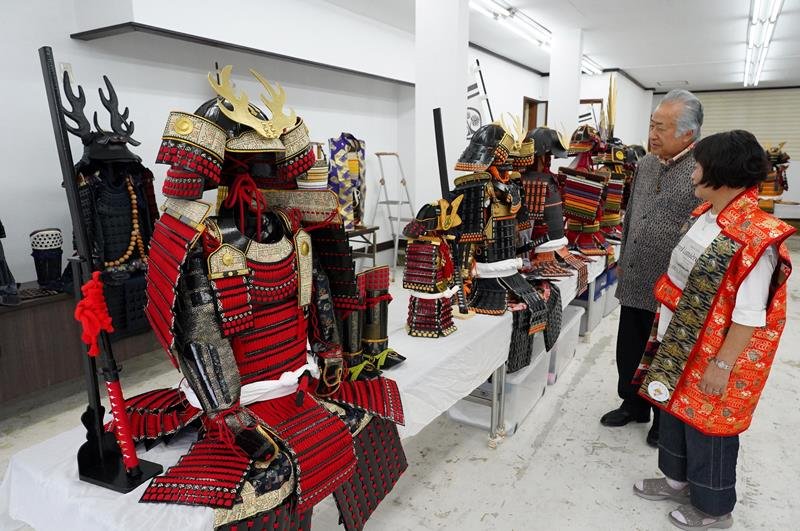 １領の制作に「半年はかかる」（会員）という手作り甲冑が並ぶ展示会場＝大多喜町
