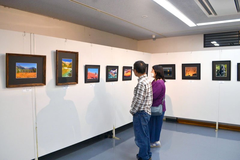 市内の写真愛好家らの力作が並ぶ佐倉市民文化祭写真展＝佐倉市の臼井公民館