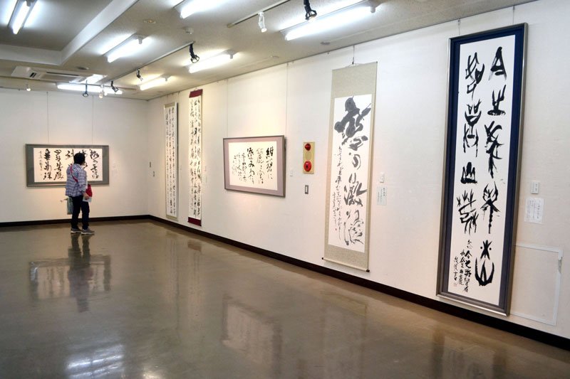 地元ゆかりの芸術家の作品が並ぶ郷土作家展＝四街道市の市民ギャラリー