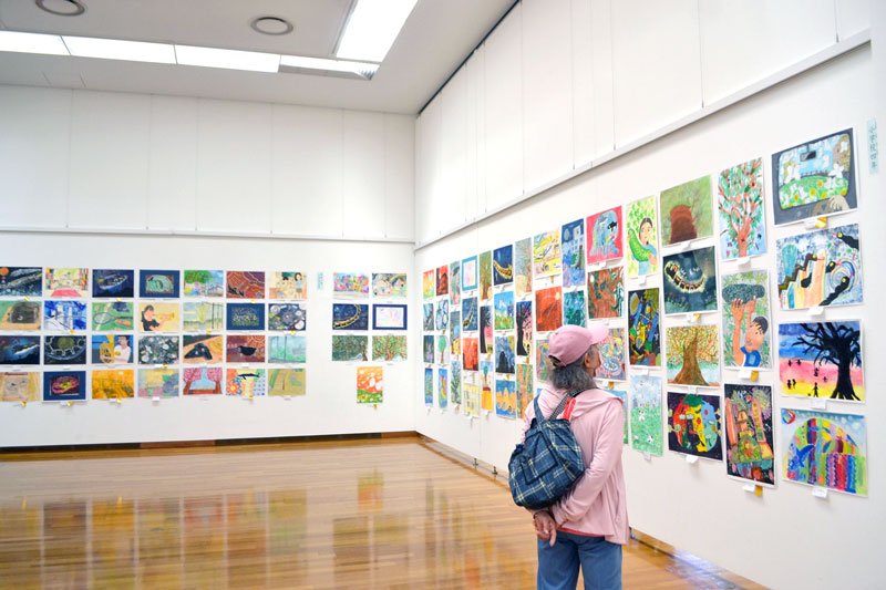 子どもたちの力作が集まっている「佐倉市幼・小・中学校図画書写作品展」の会場＝８日、佐倉市立美術館