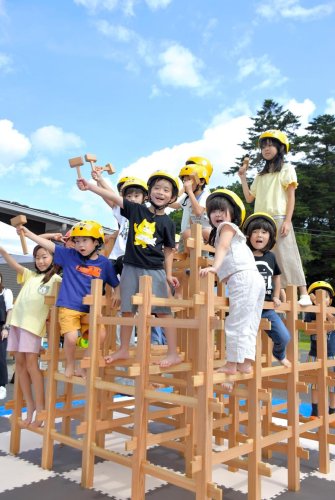 「木育」で自然に親しみ学ぶ　ジャングルジム作り伝統技法を体験　森林や生命の大切さ実感　富里の幼児、小学生