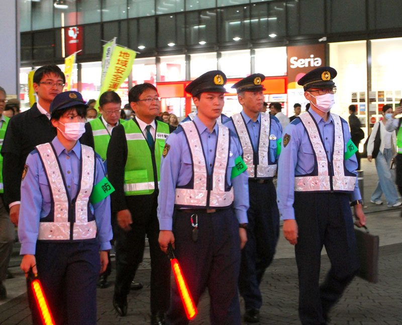 神谷俊一市長（右から４人目）も一緒にパトロールを行った＝１０日午後８時５分ごろ、千葉市中央区