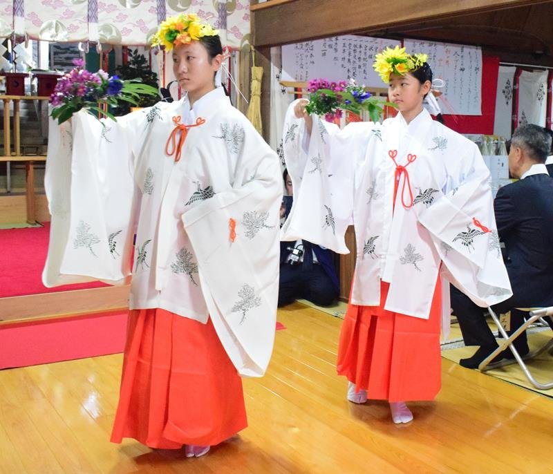 社殿でみこ舞を奉納する子どもたち＝１２日、長南町の豊栄神社
