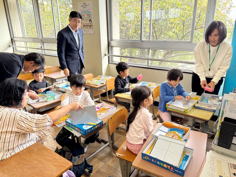 算数セットを使って小学校での授業を体験する保育所の子どもたち＝松戸市