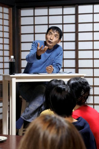 参加者に向けて食の大切さを伝える船越さん＝大網白里市
