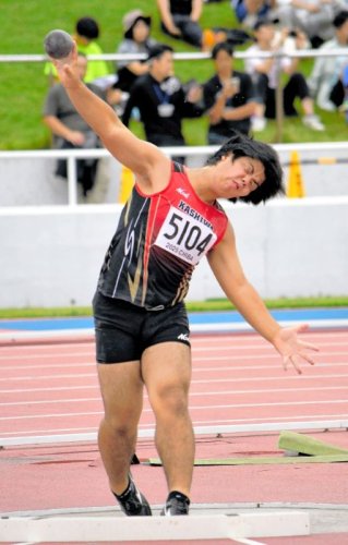 男子砲丸投げで優勝した柏の松尾悠希