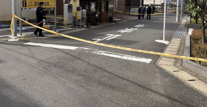 亡くなった男性が倒れていた現場周辺。規制線が張られた＝８日正午ごろ、松戸市上本郷