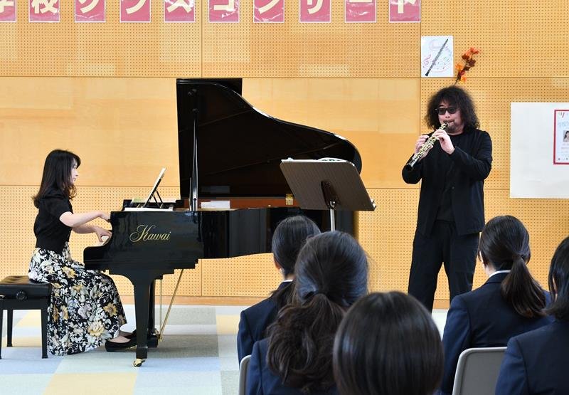 ピアニストの松岡さんとオーボエ奏者の最上さんによる心地よいハーモニーが音楽室に響き渡った＝香取市立香取中学校
