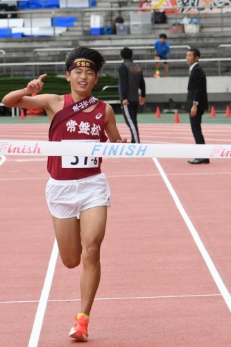 男子で優勝した常盤松のアンカー西川恭士郎＝柏の葉公園総合競技場
