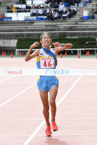 女子で優勝した小見川のアンカー鈴木ふたば＝柏の葉公園総合競技場
