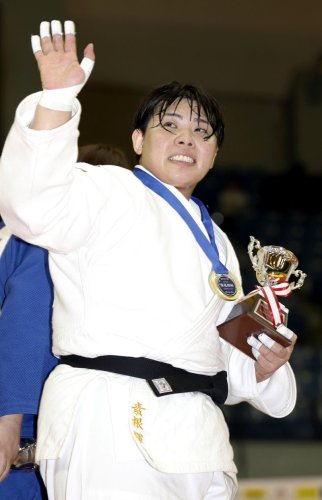 女子７８キロ超級で初優勝し、手を振る素根輝＝千葉ポートアリーナ（共同）