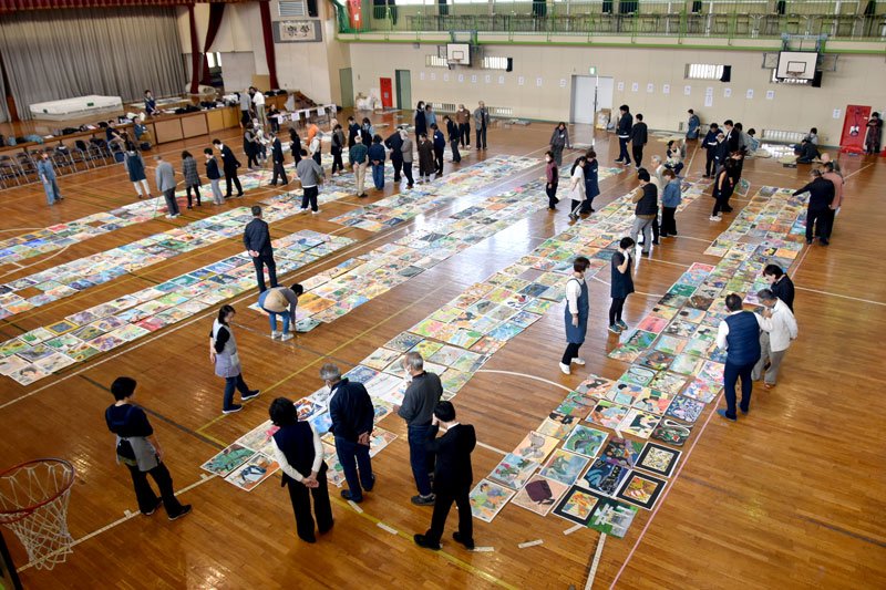 中央審査会で優秀作品を選定する審査員ら＝１日、千葉市中央区
